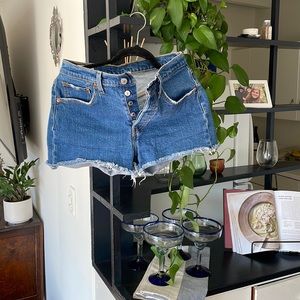 Levi’s 501 denim shorts in size 27